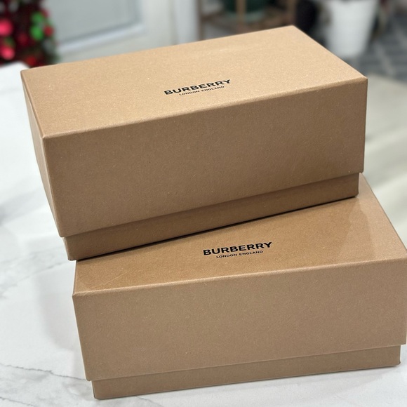 Burberry Large Sunglass box set - Picture 2 of 7